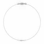 Sleek white gold chain bracelet with soft shine and easy clasp, seen from the side.
